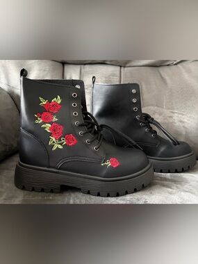 Boots Black Embroidered, Women’s Size 8 (CN40) New